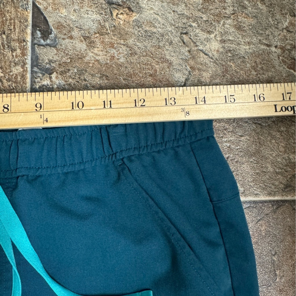 FIGS Technical Collection Scrub Set – L Top & S Joggers | Deep Teal - Picture 14 of 16